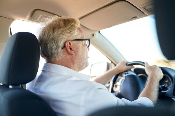 Feliz hombre mayor conduciendo coche —  Fotos de Stock