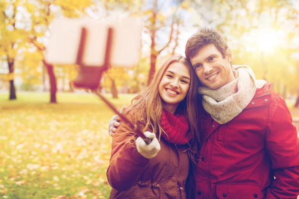 Couple prenant selfie par smartphone dans le parc d'automne — Photo