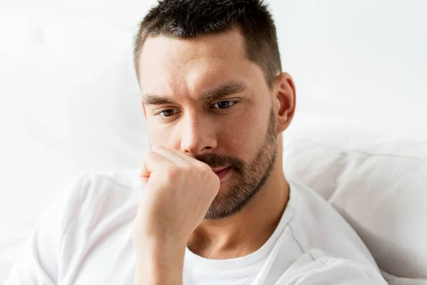 Primer plano del hombre en la cama pensando —  Fotos de Stock