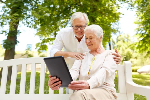 Felice coppia di anziani con tablet pc nel parco della città — Foto Stock