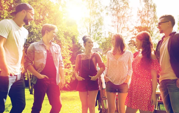 Happy dospívající přátelé mluví na letní zahradní — Stock fotografie