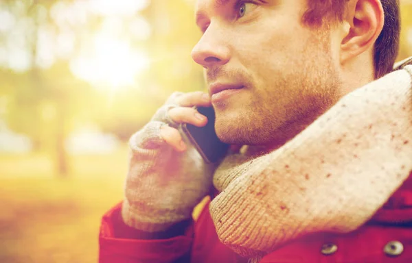 人的密切联系智能手机打电话在秋天 — 图库照片