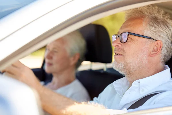 Gelukkige senior paar rijden in auto — Stockfoto