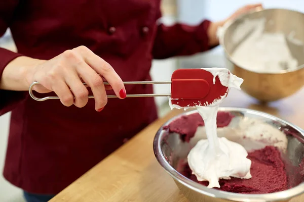 Chef che fa pastella di macaron in cucina — Foto Stock