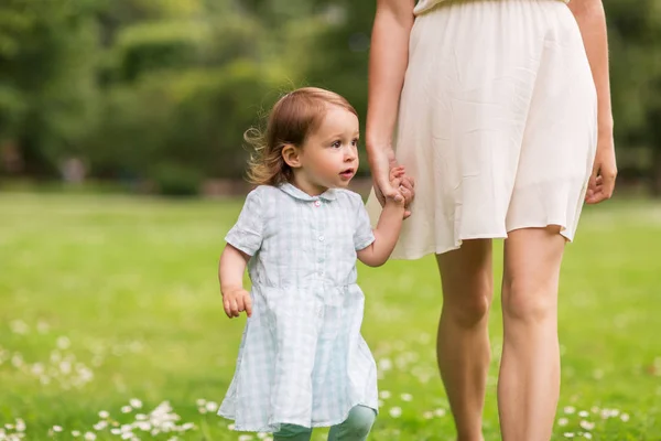 Madre con bambina passeggiando al parco estivo — Foto Stock