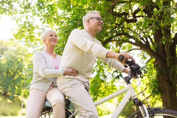 Szczęśliwa para starszy, jazda na rowerze w parku — Zdjęcie stockowe