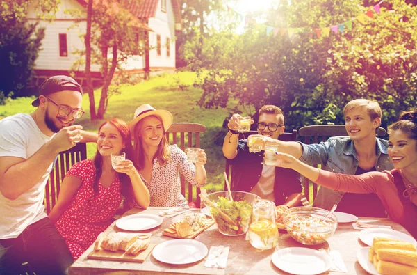 Gelukkig vrienden die partij bij de zomertuin — Stockfoto