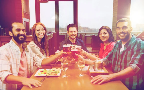 Vrienden dineren en bier drinken in restaurant — Stockfoto