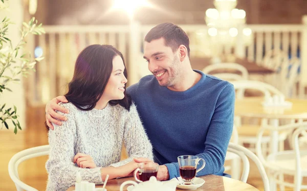 Feliz pareja bebiendo té en el restaurante —  Fotos de Stock