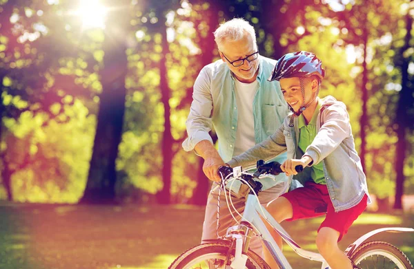 Grand-père et garçon avec vélo au parc d'été — Photo