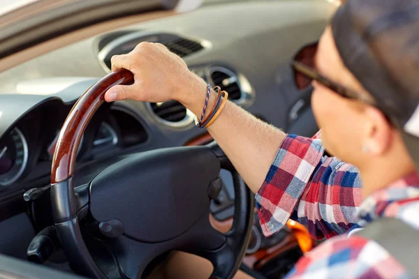 Close-up de homem feliz dirigindo carro — Fotografia de Stock