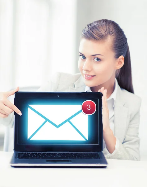 Zakenvrouw met laptop op kantoor — Stockfoto