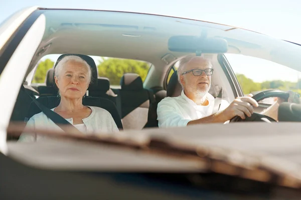 Gelukkige senior paar rijden in auto — Stockfoto
