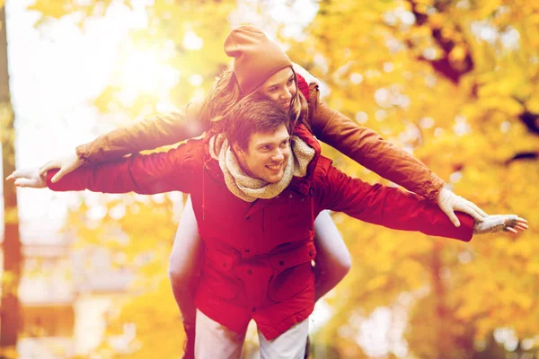 Felice giovane coppia divertirsi nel parco autunnale — Foto Stock