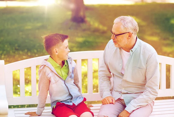 Büyükbaba ve torun yaz parkında konuşuyor. — Stok fotoğraf