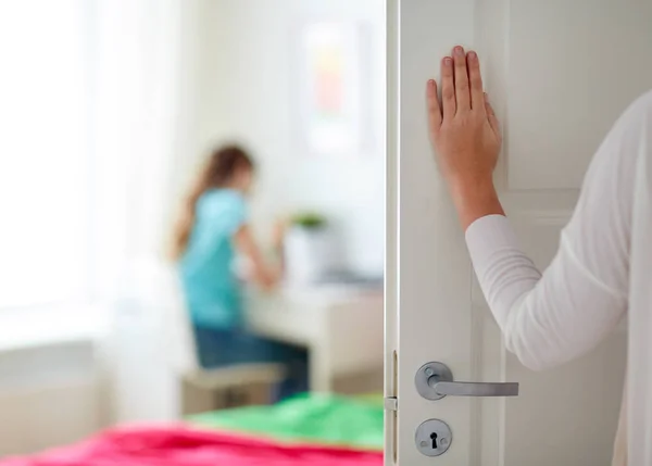 Mãe mão abertura porta para quarto menina — Fotografia de Stock