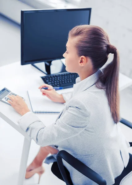 Affärskvinna med bärbara datorer och miniräknare — Stockfoto