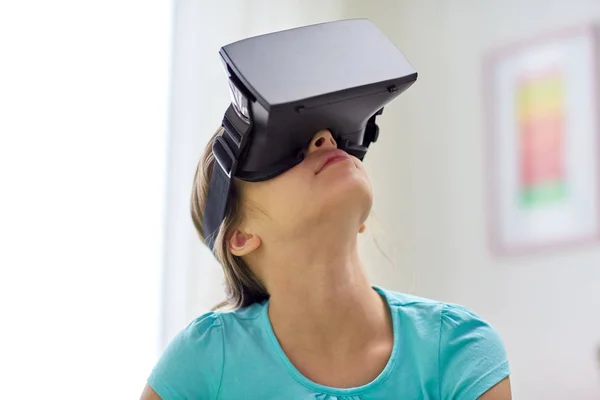 Glad tjej i vr headset eller 3d glasögon hemma — Stockfoto