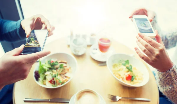 Close-up de casal imaginando comida por smartphone — Fotografia de Stock