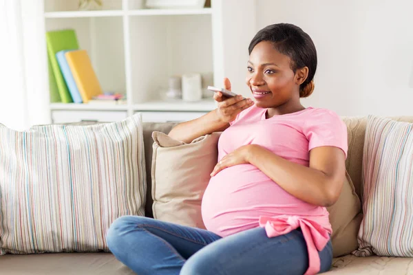 Kobieta w ciąży przy użyciu Dyktafon na smartphone — Zdjęcie stockowe