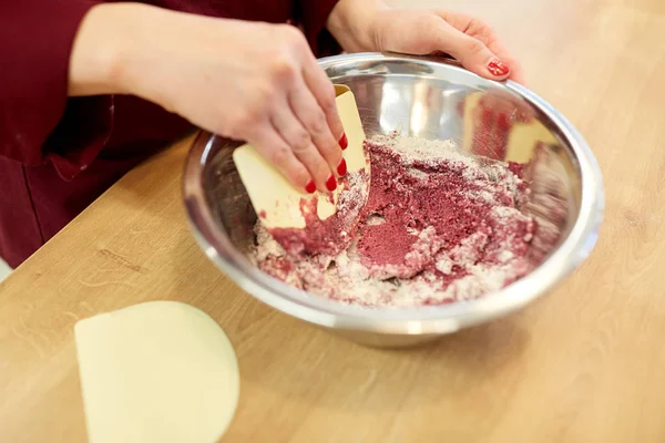 Шеф-повар делает макаронное тесто в кондитерских — стоковое фото