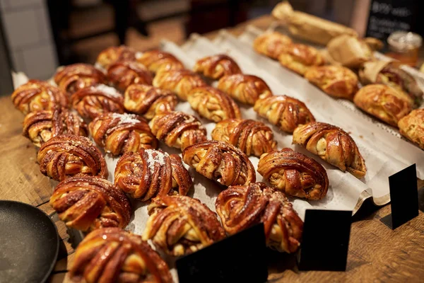 Söta bullar med prislappar på bageriet butiken — Stockfoto