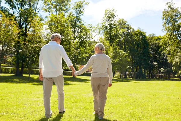 Feliz pareja de ancianos caminando en el parque de la ciudad de verano — Foto de Stock