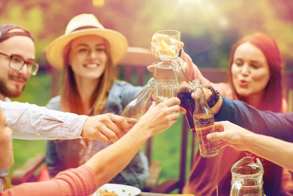 Amigos felizes com bebidas na festa do jardim de verão — Fotografia de Stock