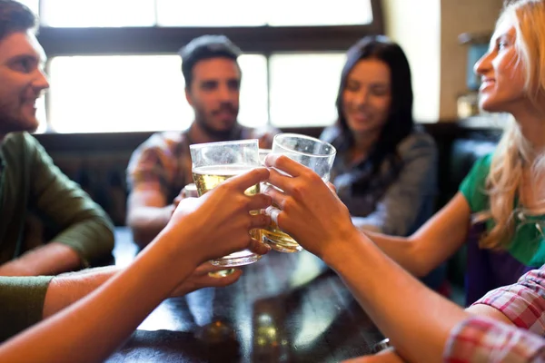 Amigos felices bebiendo cerveza en el bar o pub — Foto de Stock