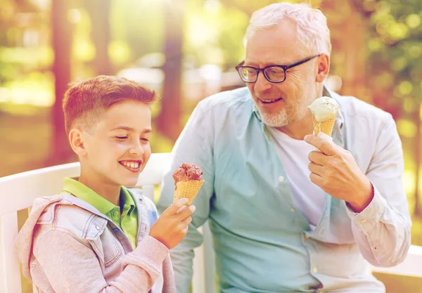 Yaşlı adam ve çocuk yaz Park'ta dondurma yeme — Stok fotoğraf