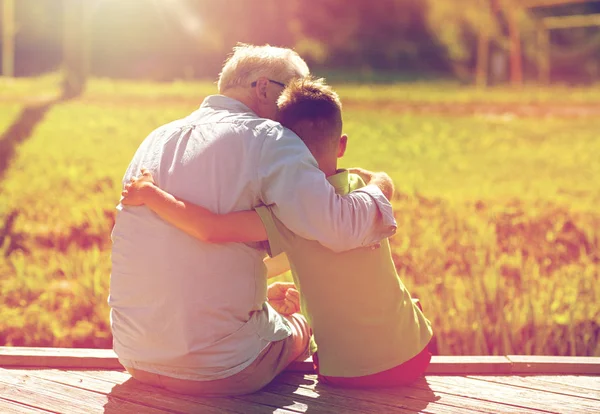 Grand-père et petit-fils étreignant sur la couchette — Photo