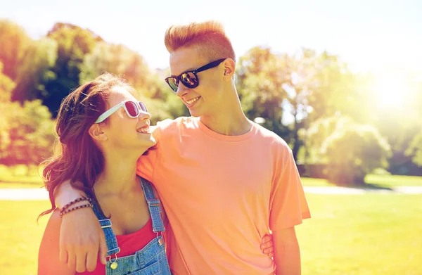 Gelukkige tiener paar kijken elkaar in park — Stockfoto