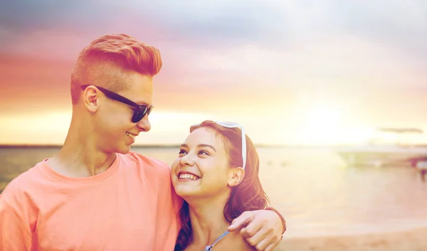 Gelukkige tiener paar knuffelen op zomer-strand — Stockfoto