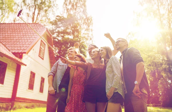 Freunde machen Selfie bei Party im Sommergarten — Stockfoto