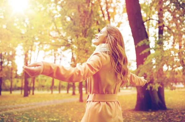 秋の公園で歩いている美しい幸せな若い女性 — ストック写真