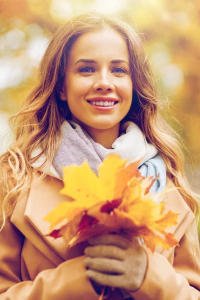 Όμορφη γυναίκα με maple φύλλα το φθινόπωρο πάρκο — Φωτογραφία Αρχείου