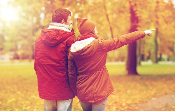 Joyeux jeune couple marchant dans le parc d'automne — Photo