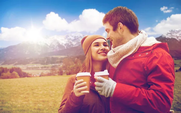 Feliz pareja con tazas de café sobre las montañas de los Alpes — Foto de Stock