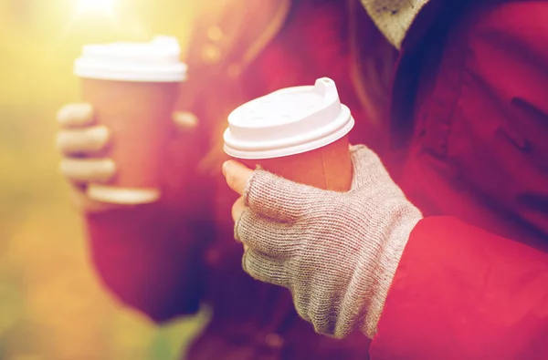 Close up de mãos de casal com café no outono — Fotografia de Stock