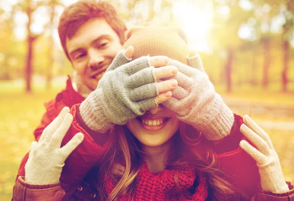 Счастливая молодая пара веселится в осеннем парке — стоковое фото