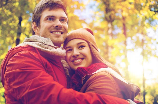 快乐的年轻夫妇，在秋天的公园中拥抱 — 图库照片