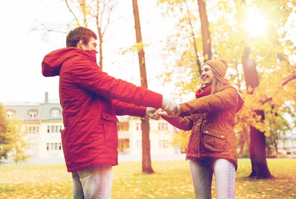 Glückliches junges Paar vergnügt sich im Herbstpark — Stockfoto