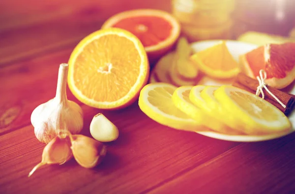 Garlic, lemon, orange and other folk remedy — Stock Photo, Image