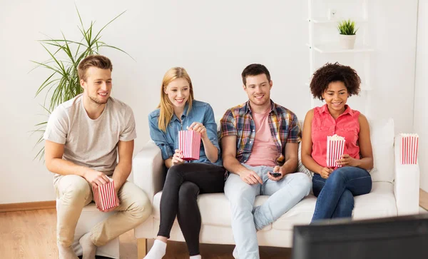 Amis heureux avec popcorn regarder la télévision à la maison — Photo