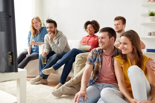 Amis heureux avec popcorn regarder la télévision à la maison — Photo