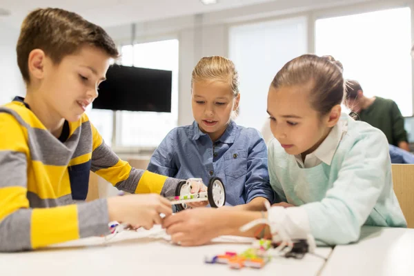 Enfants heureux construisant des robots à l'école de robotique — Photo