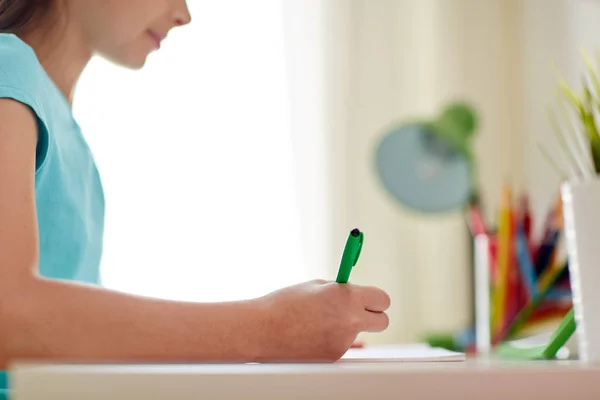 Menina feliz escrevendo para notebook em casa — Fotografia de Stock