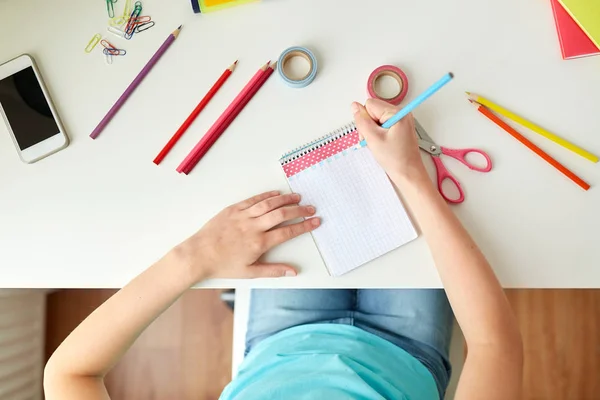 Girl drawing in notebook at home — Stock Photo, Image