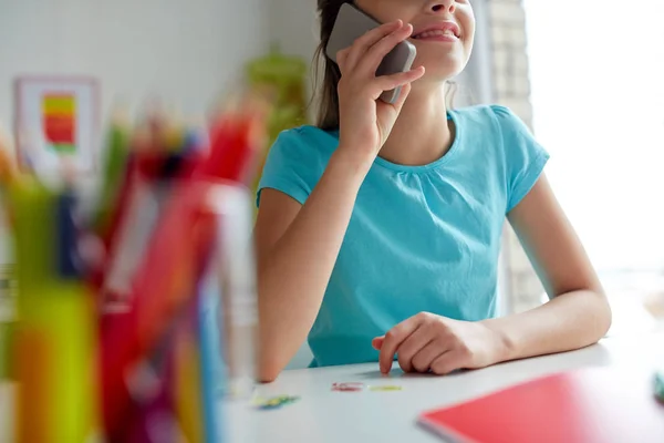 Close up de menina chamando no smartphone em casa — Fotografia de Stock
