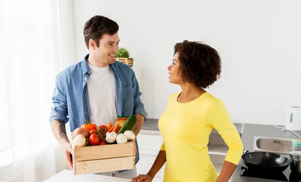 Glückliches Paar mit gesundem Essen in der heimischen Küche — Stockfoto